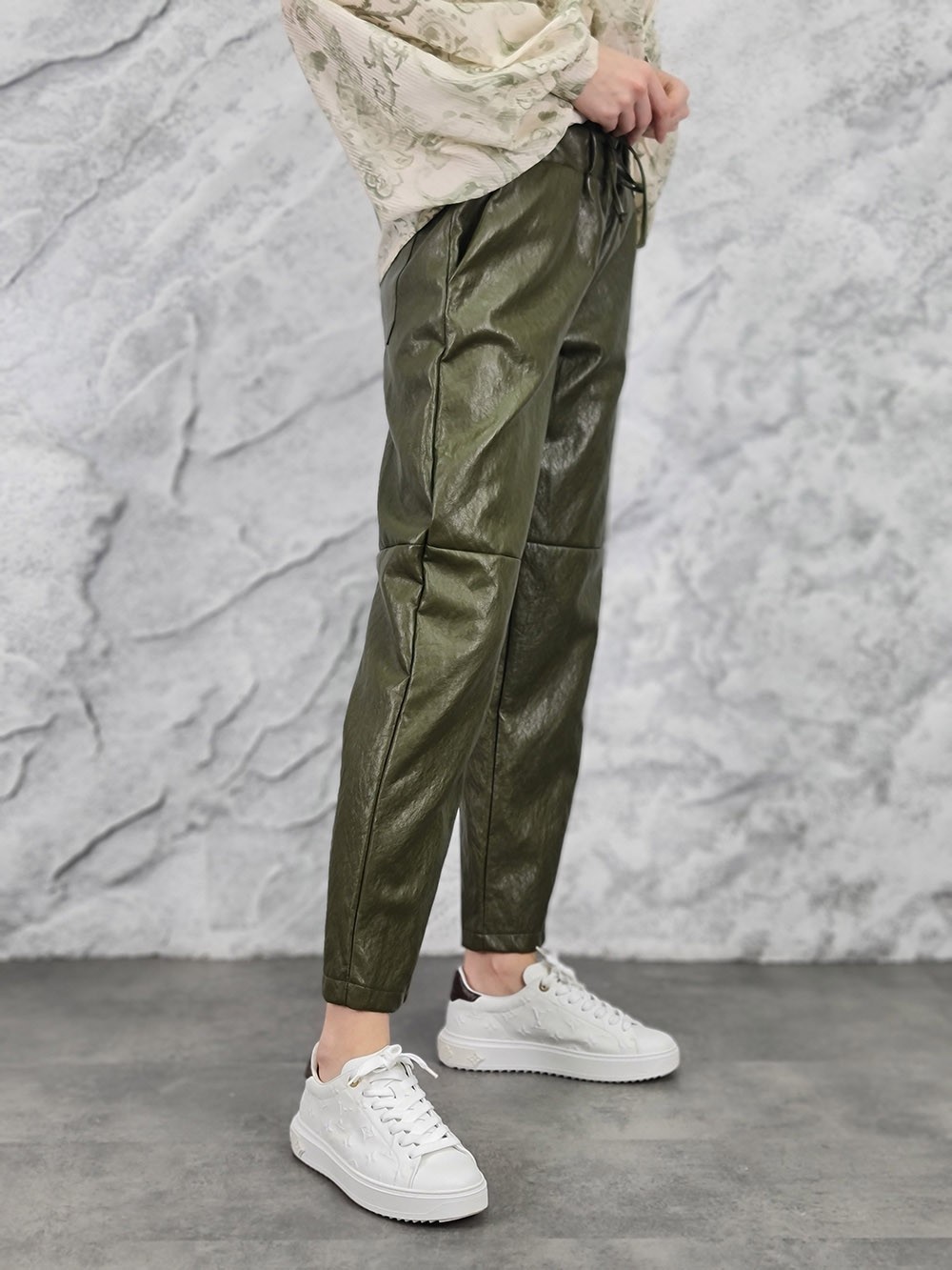 Брюки MIHO'S экокожа на завязках оливка, фотография №3