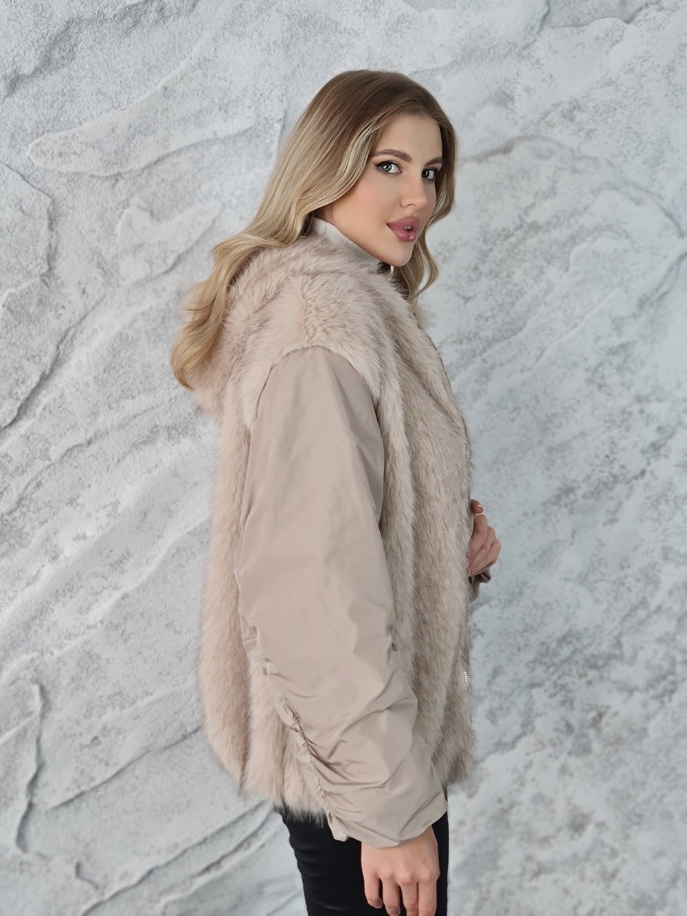 Куртка Vicolo с мехом и капюшоном бежевая, фотография №4