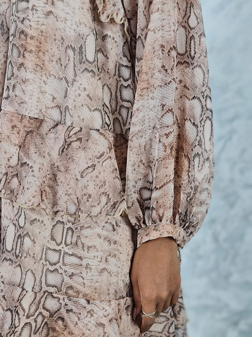 Платье Imperial змеиный принт бежевое, фотография №5