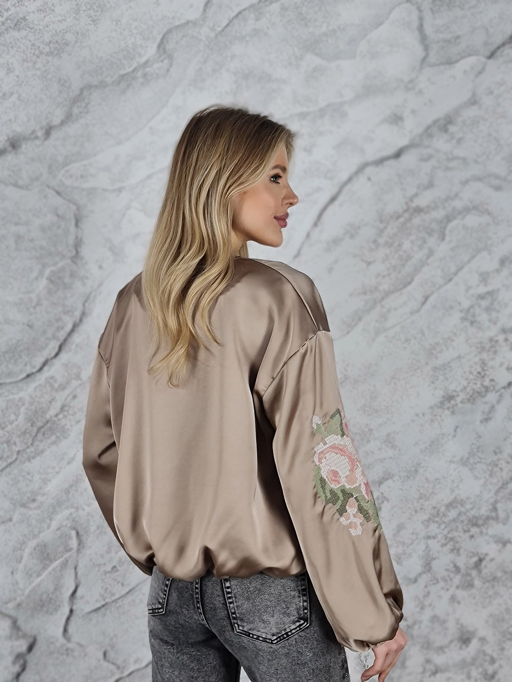 Бомбер MIHO'S атласный с вышивкой цветы на рукавах бежевый, фотография №3
