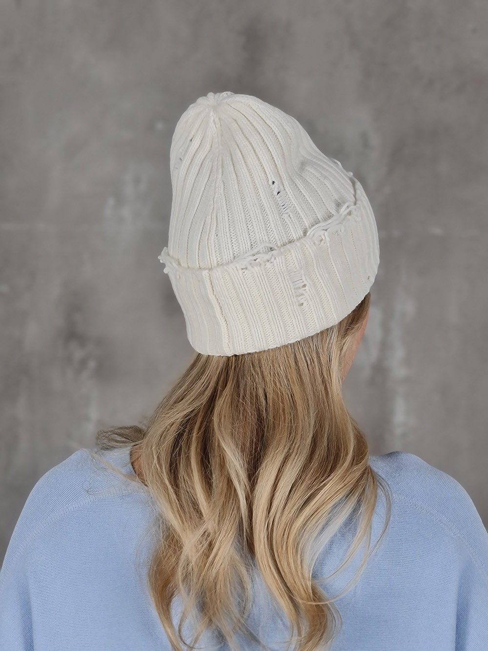 Шапка Vicolo с потёртостями белая , фотография №4