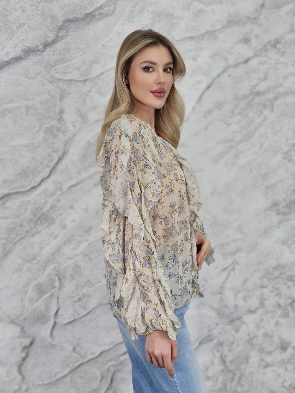 Блузка MIHO'S принт голубые цветочки и рюши кремовая, фотография №3