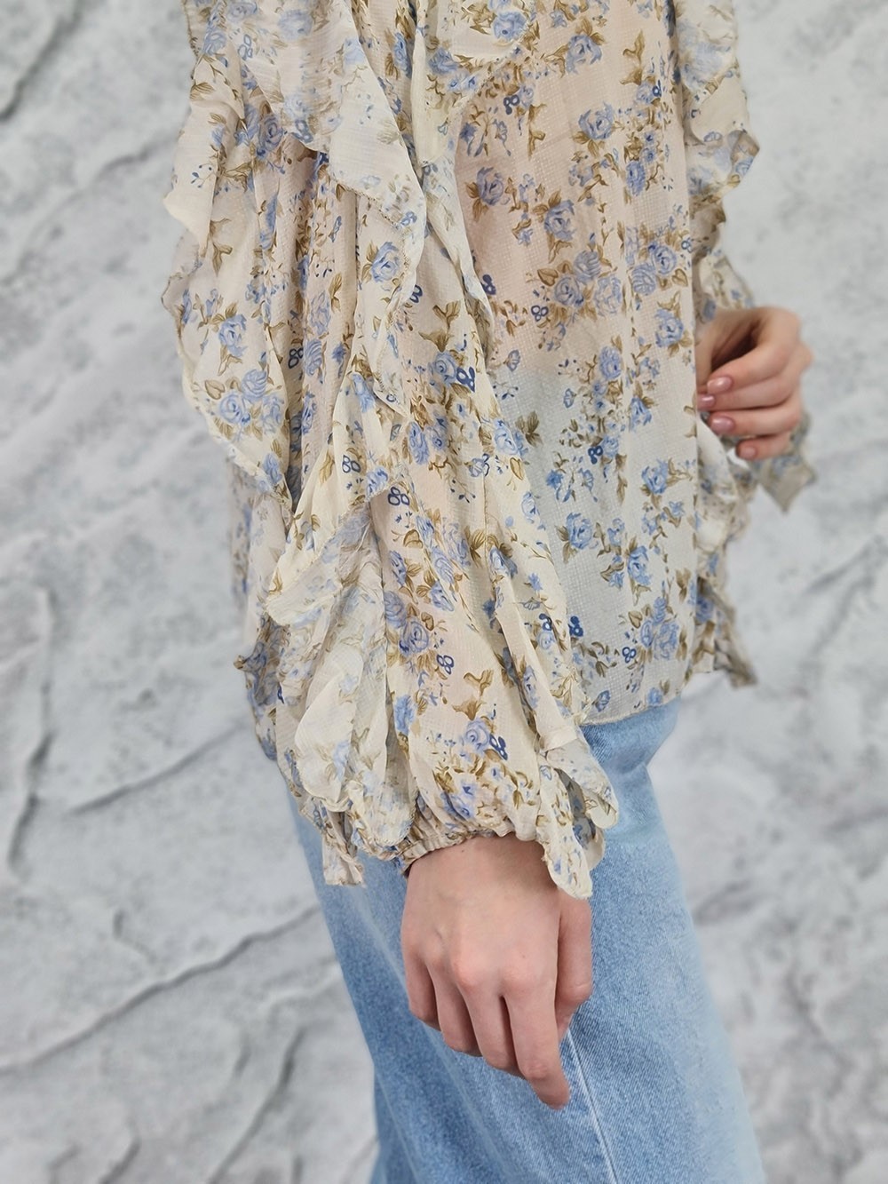 Блузка MIHO'S принт голубые цветочки и рюши кремовая, фотография №4