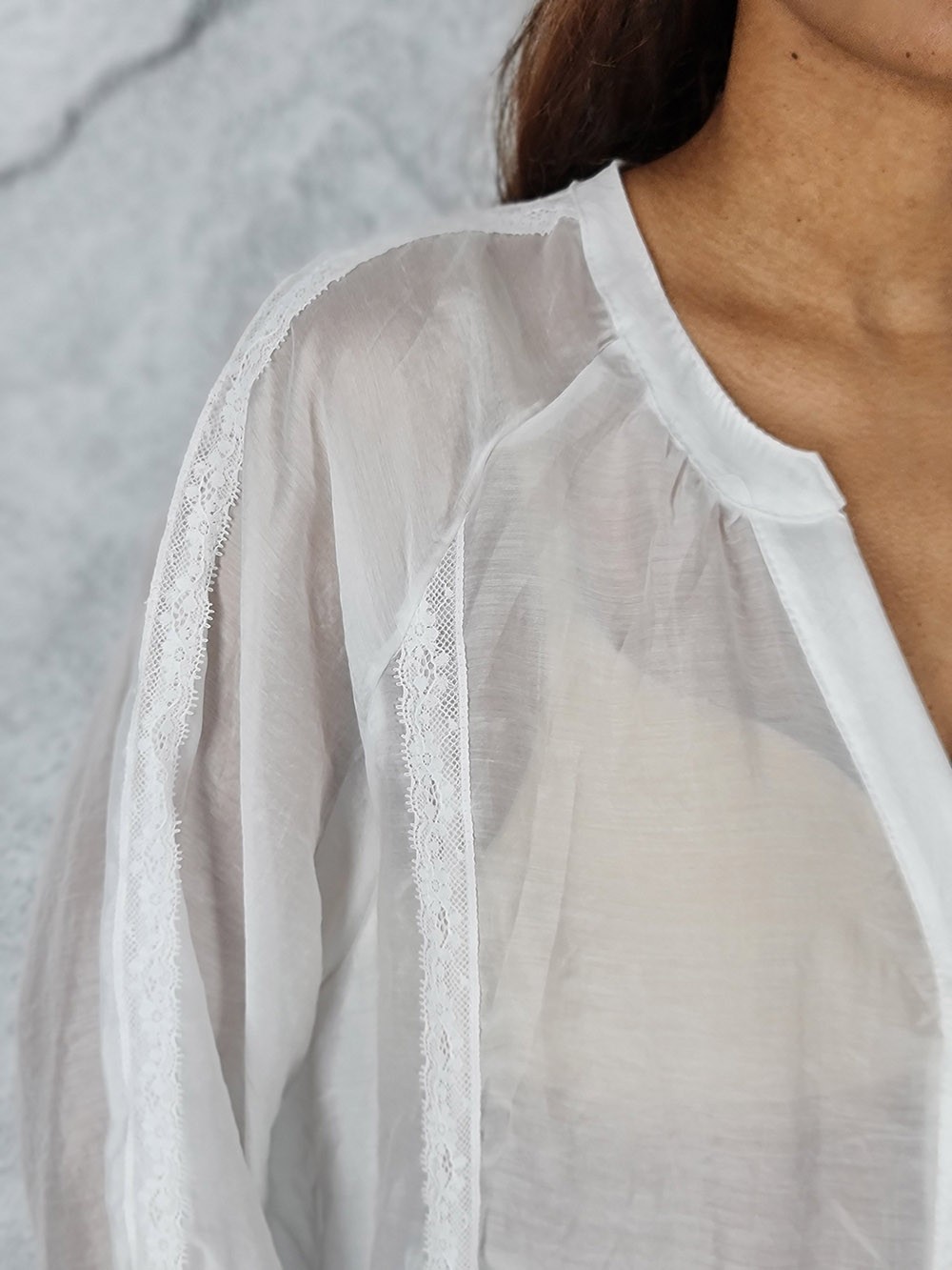 Блузка MIHO'S v вырез кружевные полоски белая, фотография №2