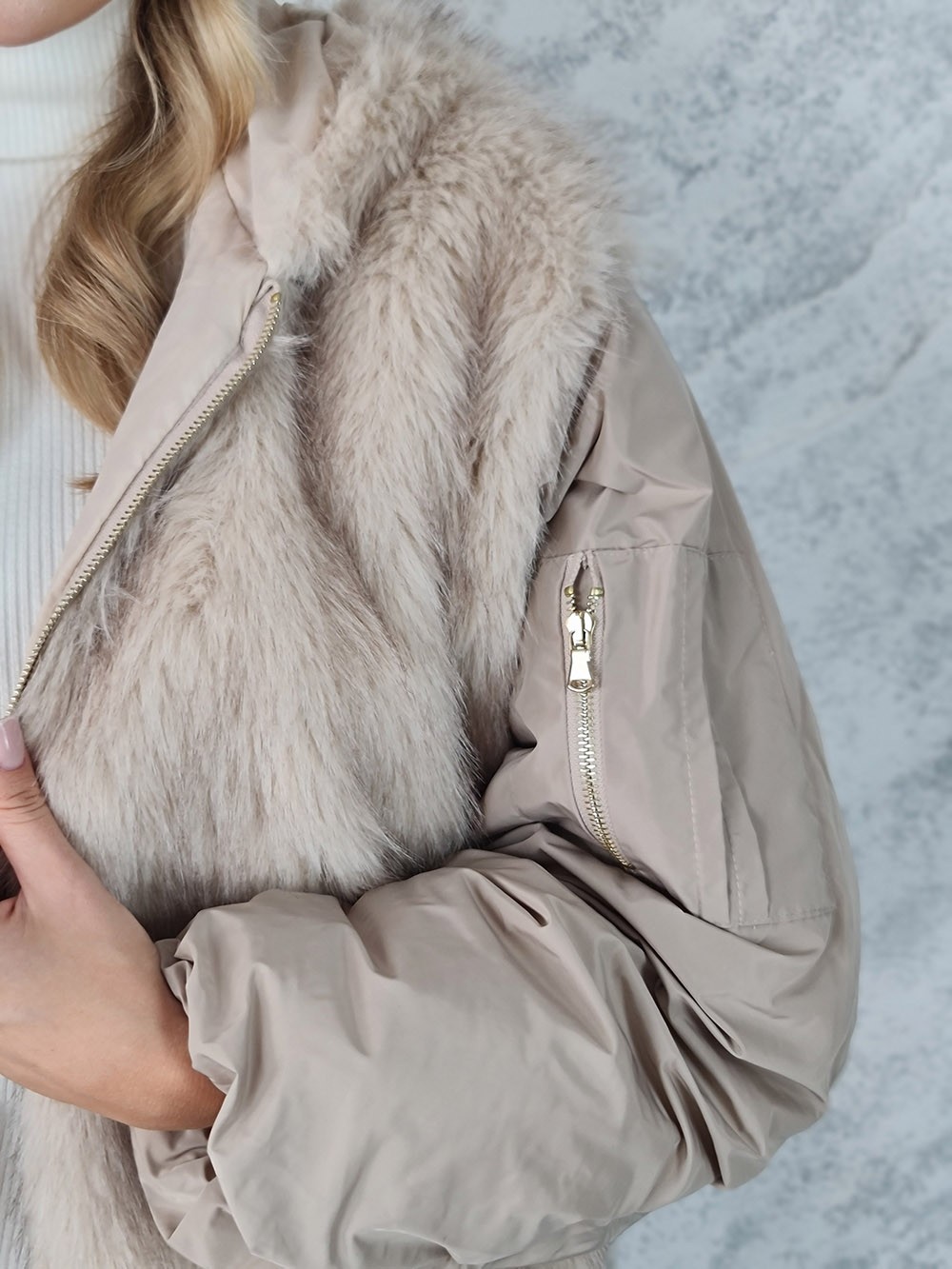 Куртка Vicolo с мехом и капюшоном бежевая, фотография №3