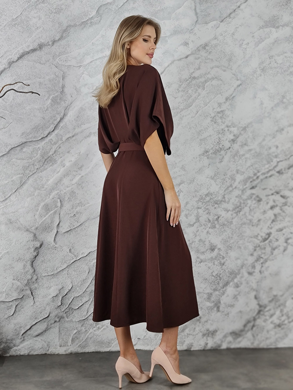 Платье Imperial с поясом и драпировкой макси шоколад, фотография №3