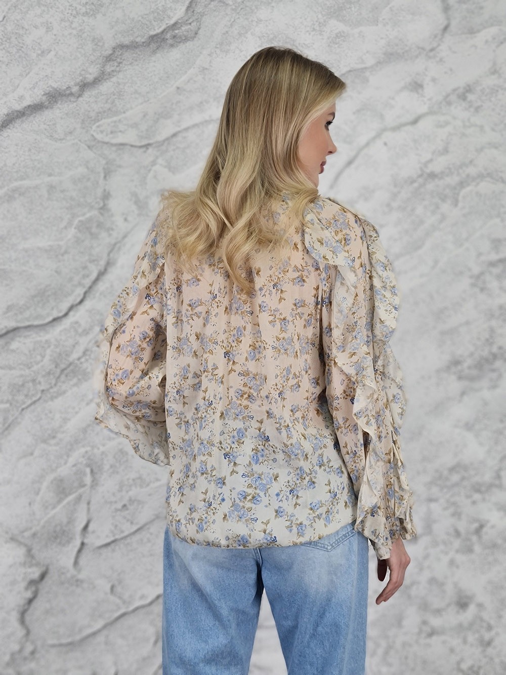 Блузка MIHO'S принт голубые цветочки и рюши кремовая, фотография №5