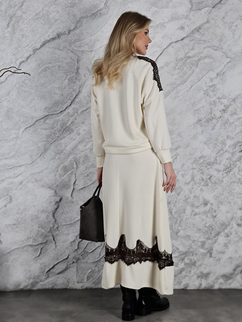Костюм Mitica&Co. юбка свитшот с шоколадным кружевом и камнями на вороте молочный, фотография №4