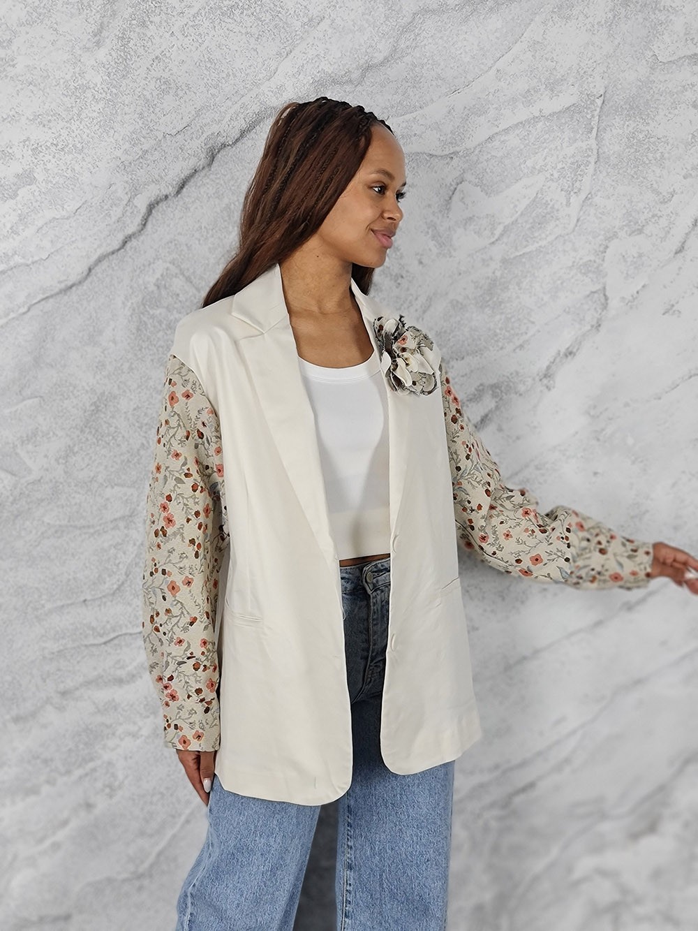 Пиджак MIHO'S с брошью и принтом цветы на рукавах молочный, фотография №1