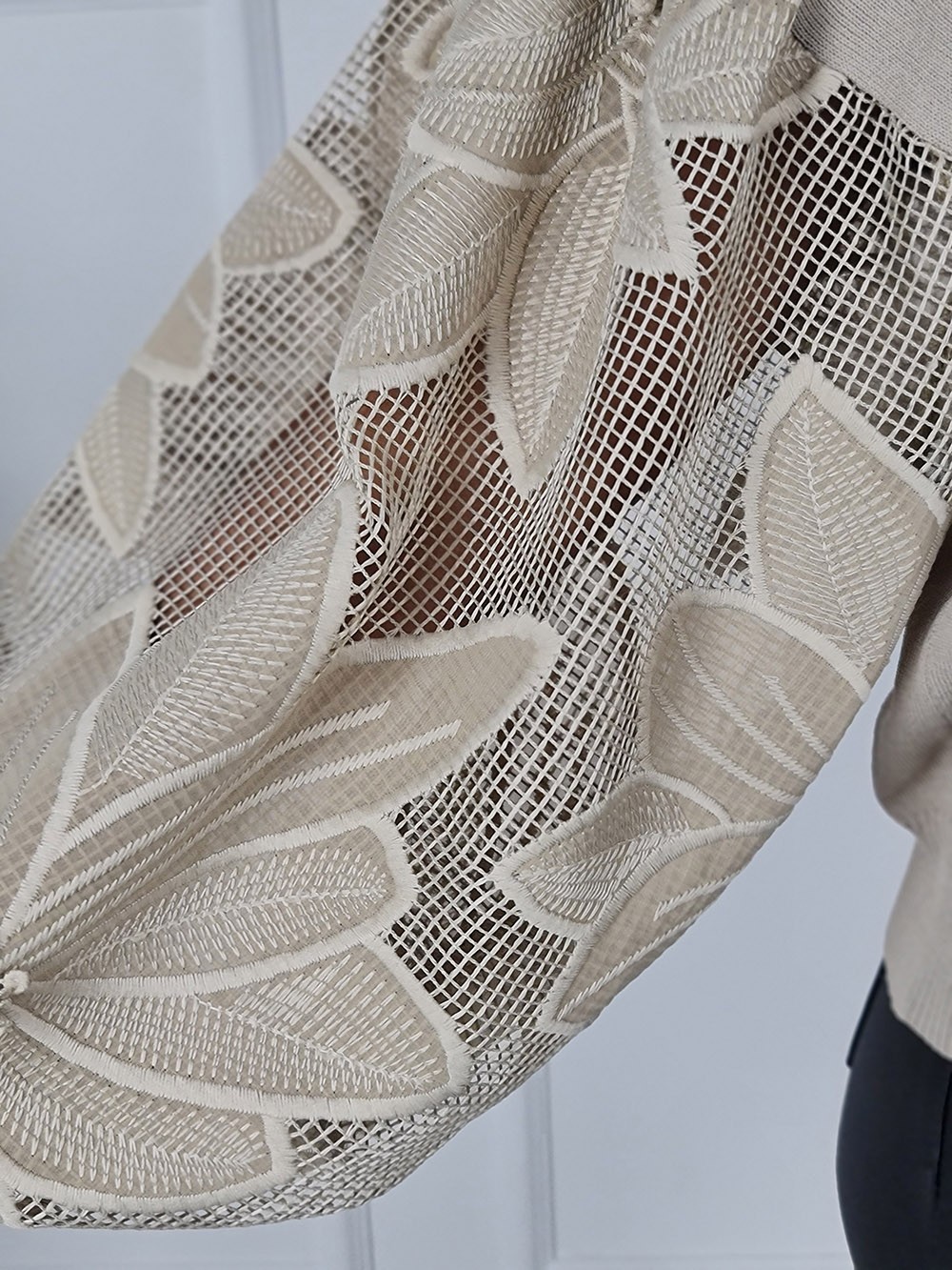 Джемпер BEAUTY WOMEN с вышивкой на рукавах бежевый , фотография №3