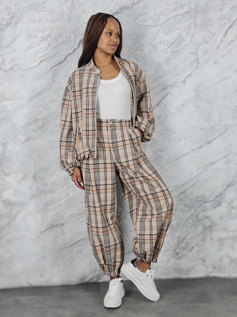 Костюм бомбер брюки в клеточку бежевый, фотография №2