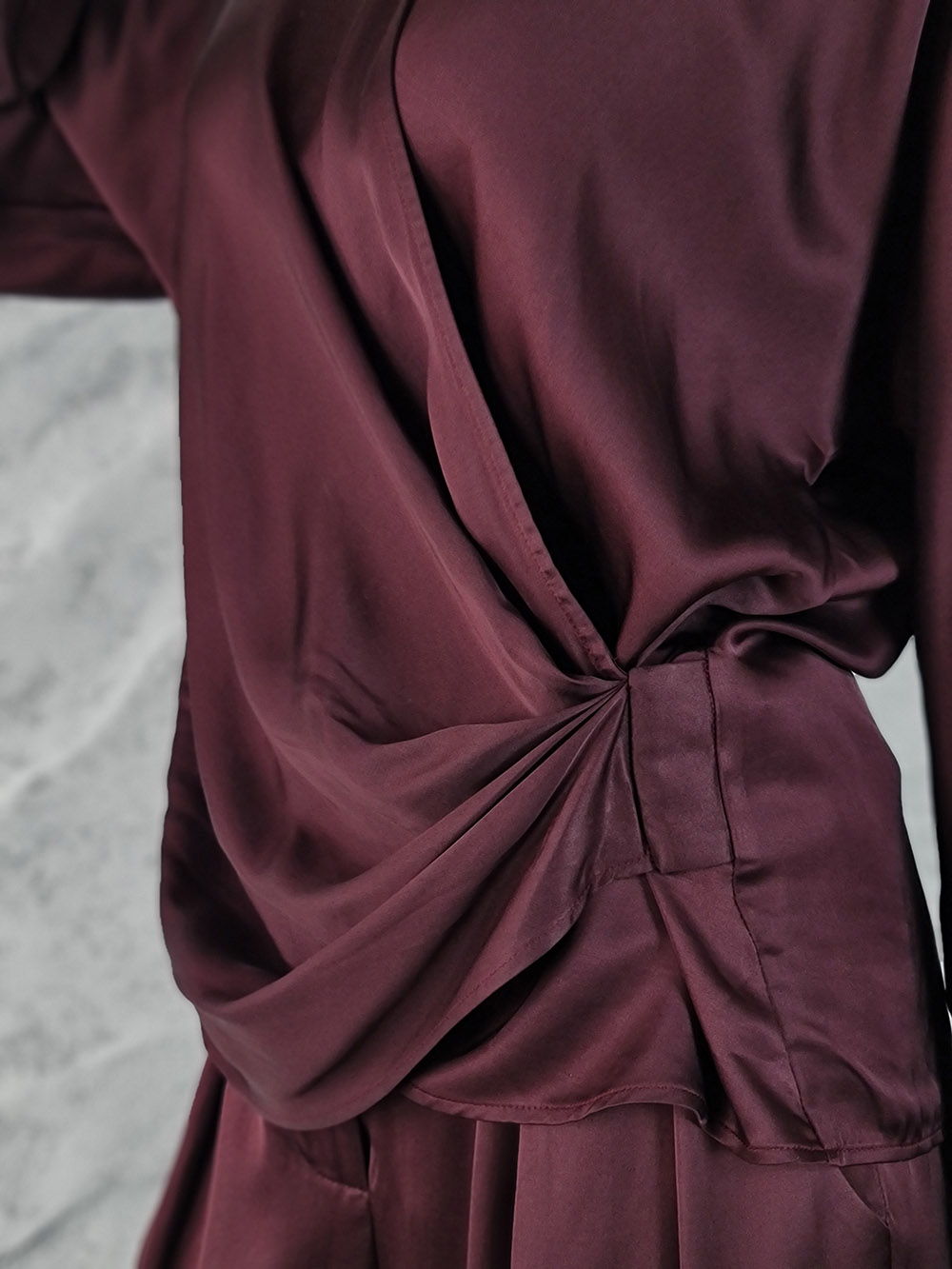 Костюм CLOTHÉ атласный блузка v-вырез длинный рукав брюки винный, фотография №4