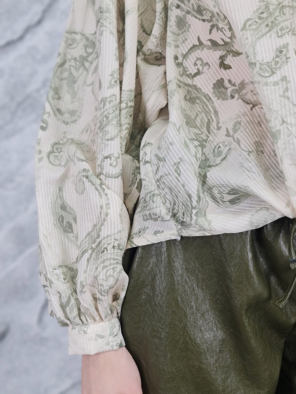 Блузка MIHO'S с зелеными узорами бежевая, фотография №2