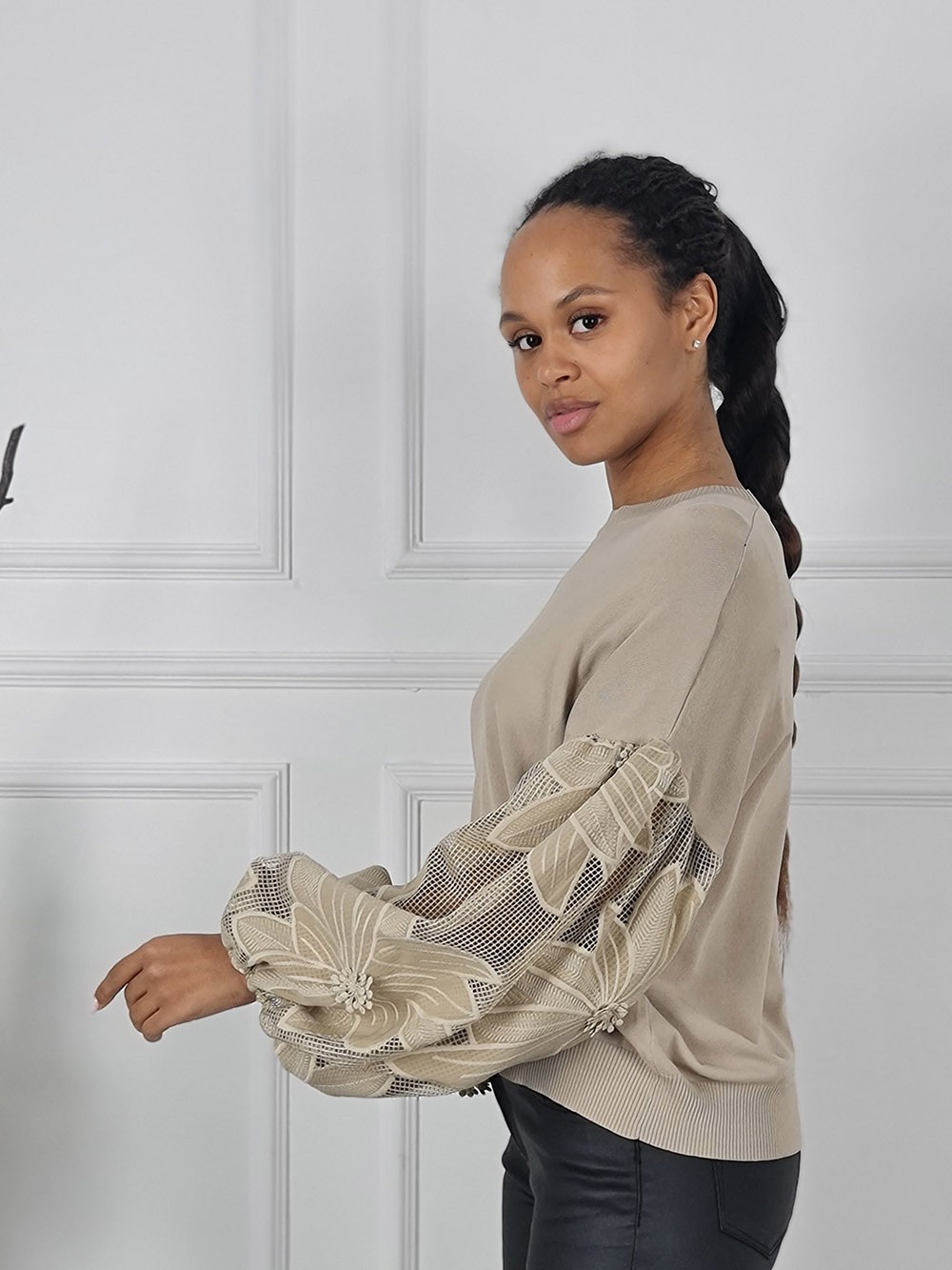Джемпер BEAUTY WOMEN с вышивкой на рукавах бежевый , фотография №2