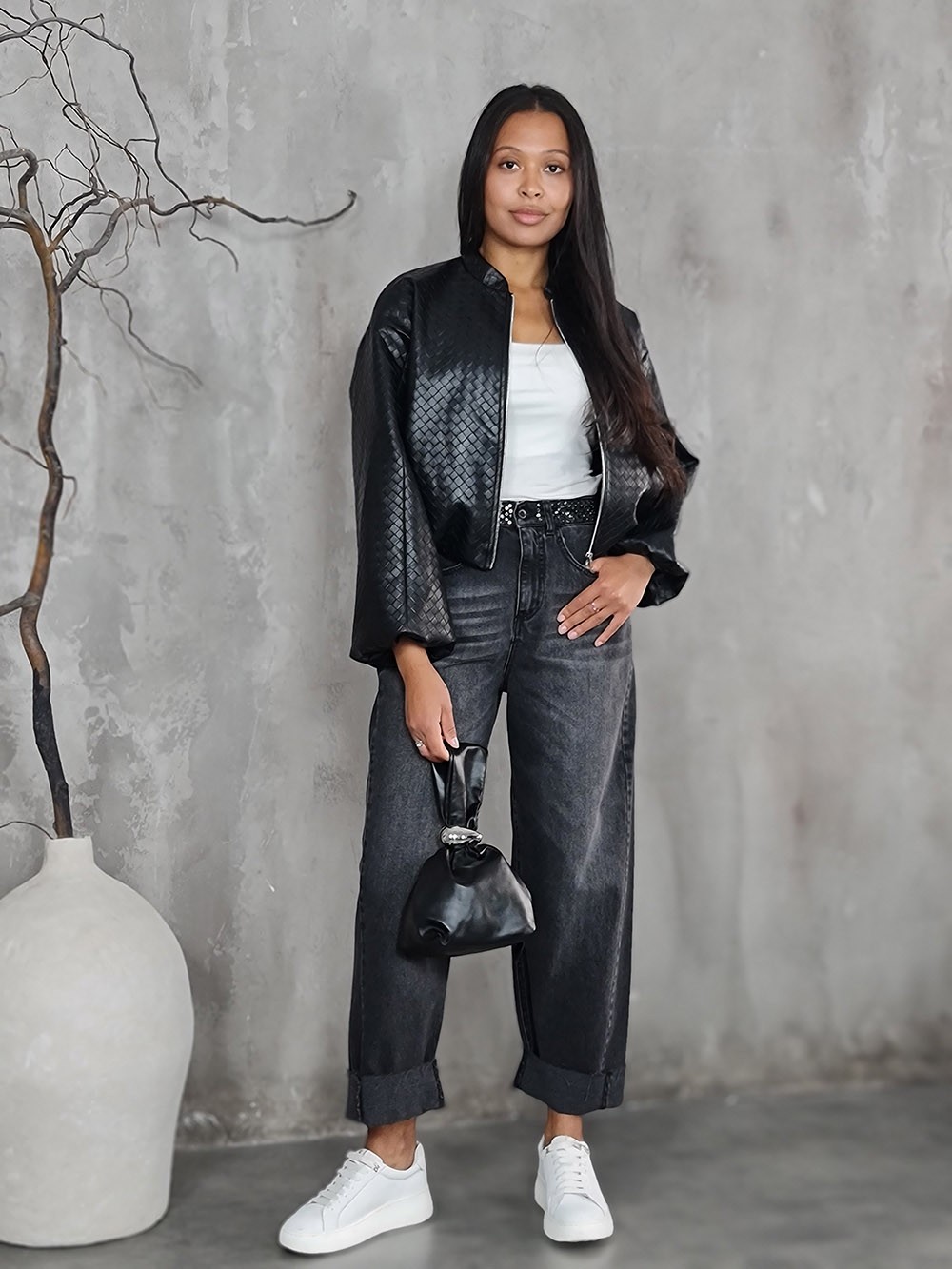 Сумка-мешочек с серебристым украшением чёрная, фотография №2
