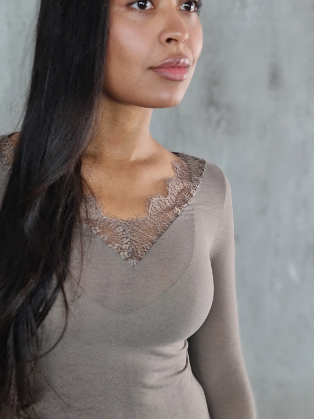 Лонгслив CLOTHÉ с V-образным вырезом и кружевной отделкой тауп, фотография №2
