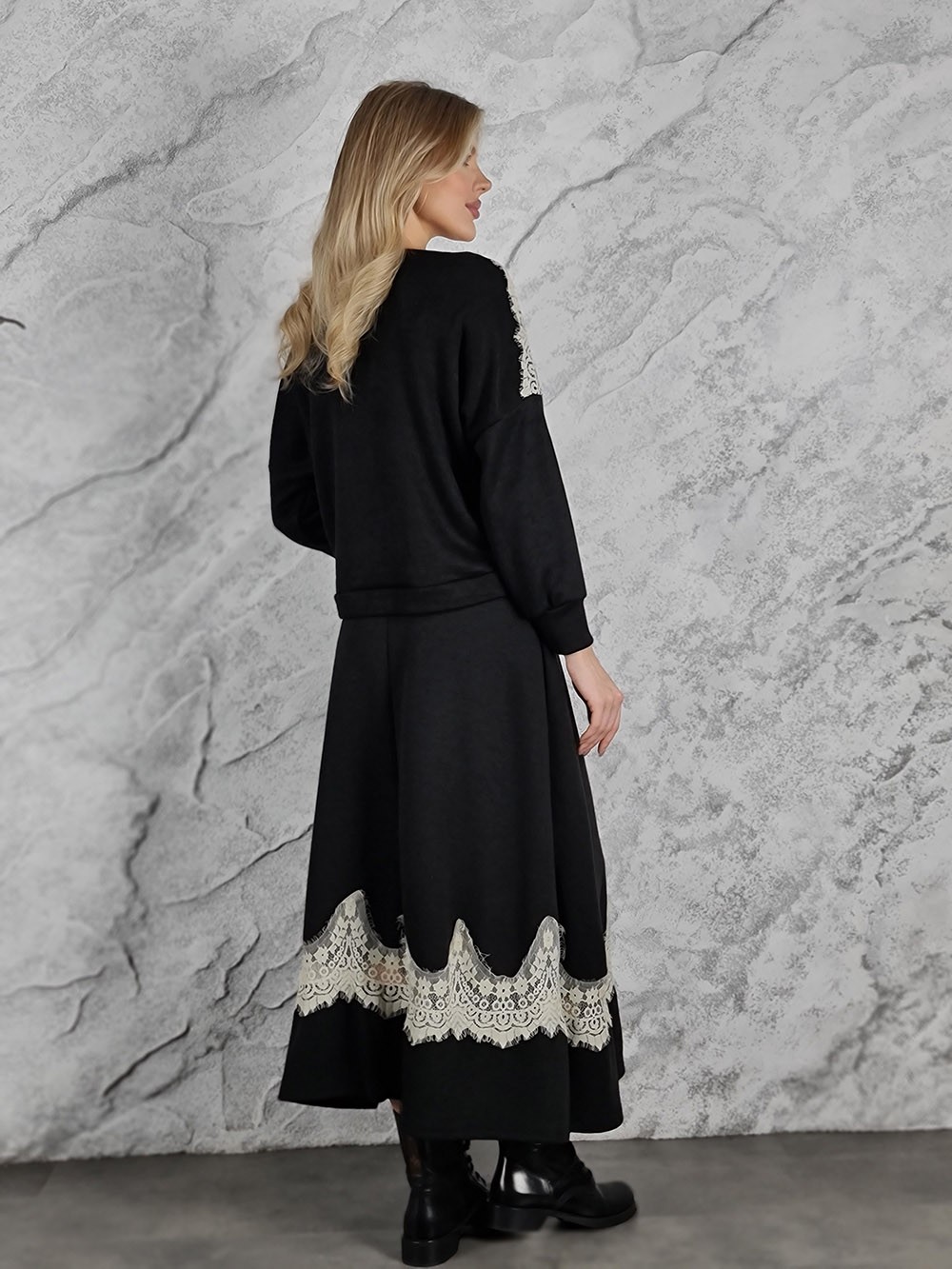 Костюм Mitica&Co. юбка свитшот с молочным кружевом и камнями на вороте черный, фотография №3