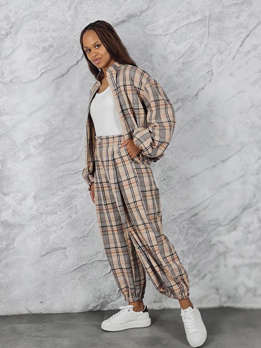 Костюм бомбер брюки в клеточку бежевый, фотография №3