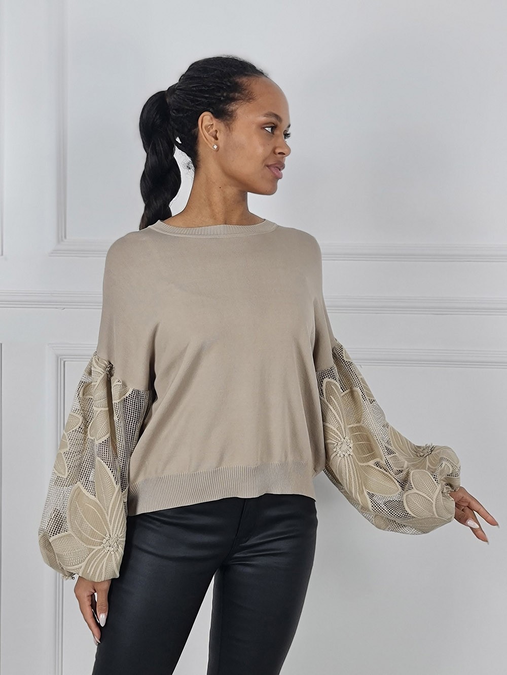 Джемпер BEAUTY WOMEN с вышивкой на рукавах бежевый , фотография №1