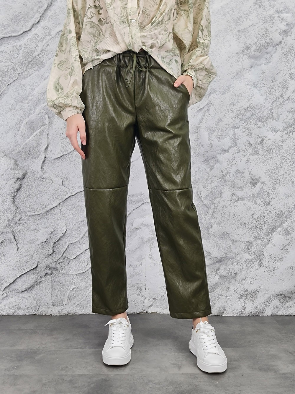 Брюки MIHO'S экокожа на завязках оливка, фотография №1