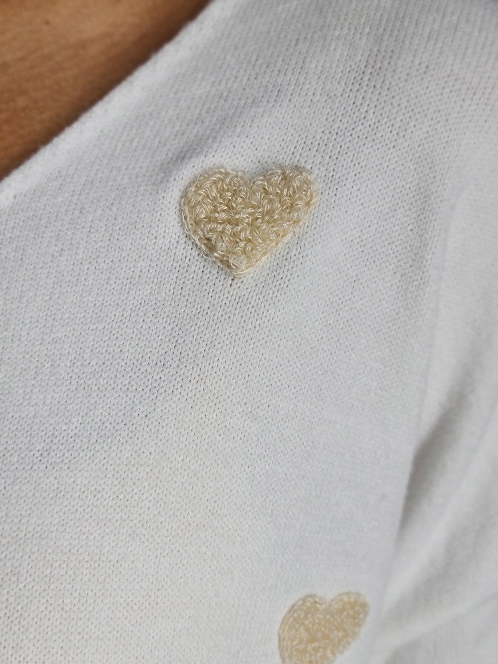 Джемпер LIVAN'S v вырез с сердечками молочный, фотография №4