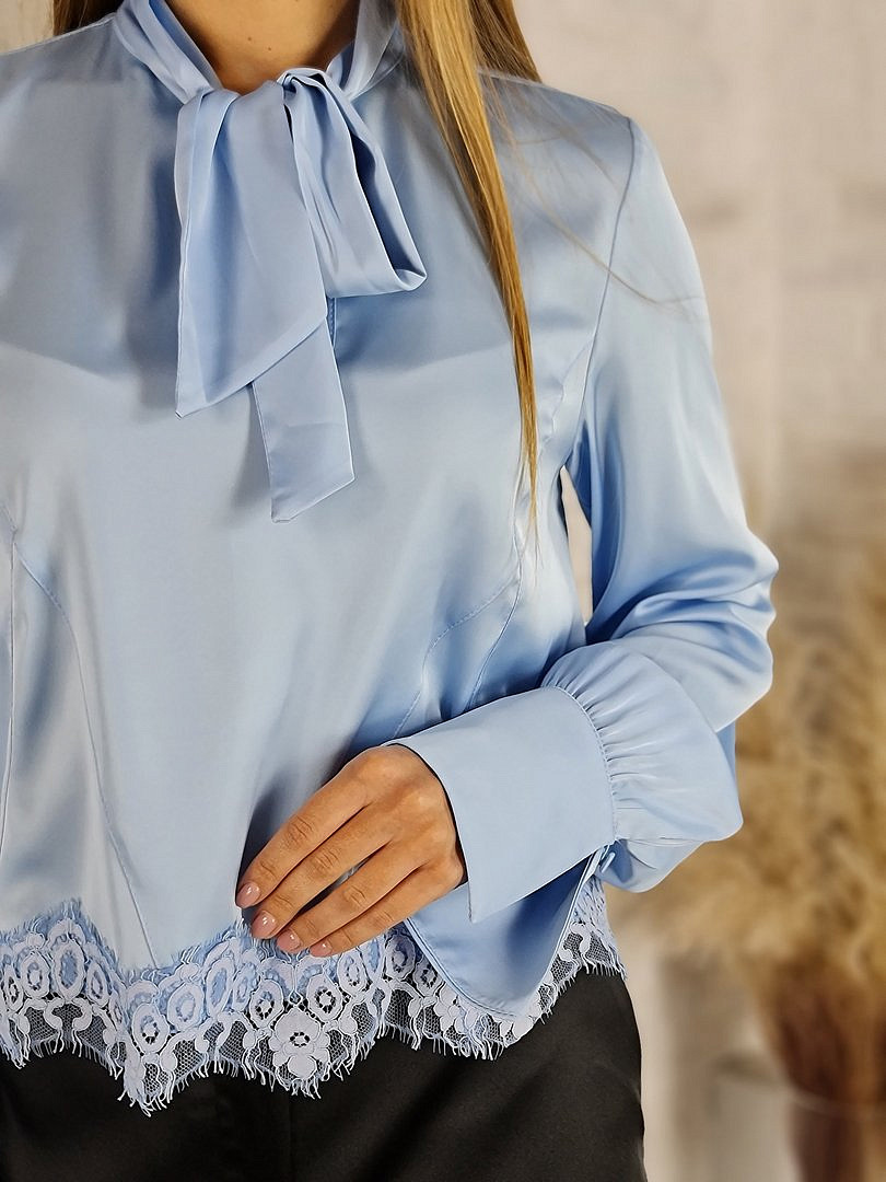 Блузка Imperial атласная с кружевом и завязками голубая, фотография №4