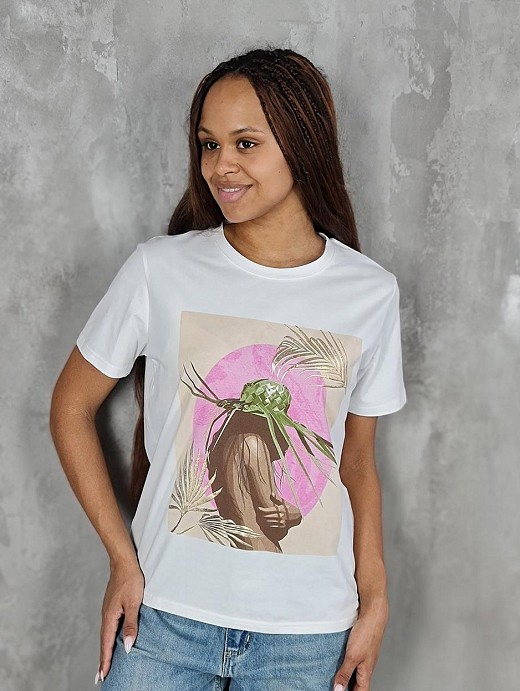 Футболка Y Two с принтом девушка в шляпе на фоне розового круга белая