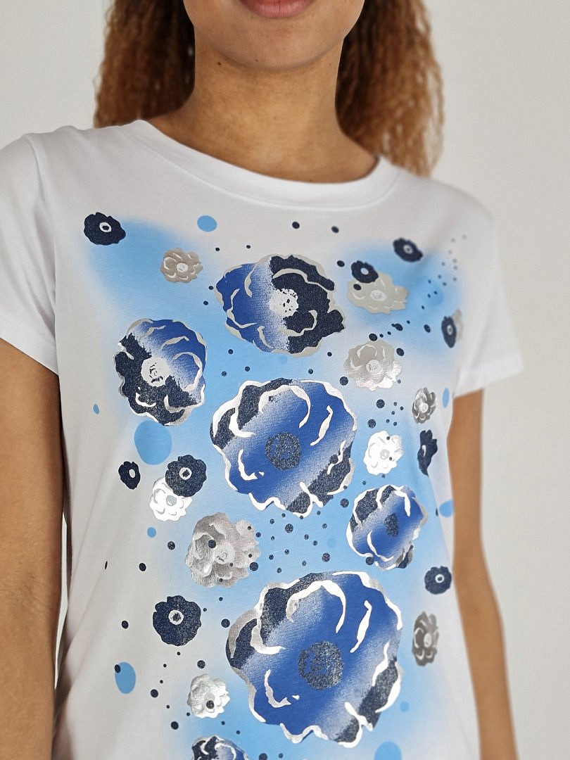 Футболка Glowy с принтом "Синие цветы" белая, фотография №2