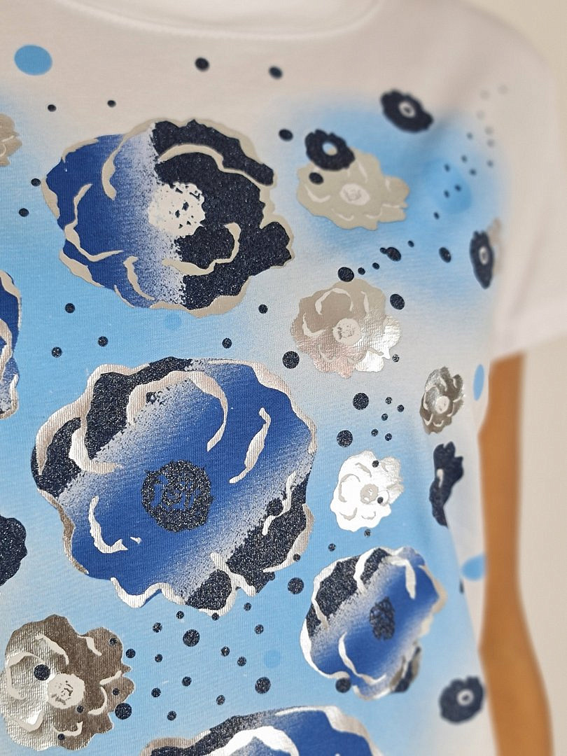 Футболка Glowy с принтом "Синие цветы" белая, фотография №3