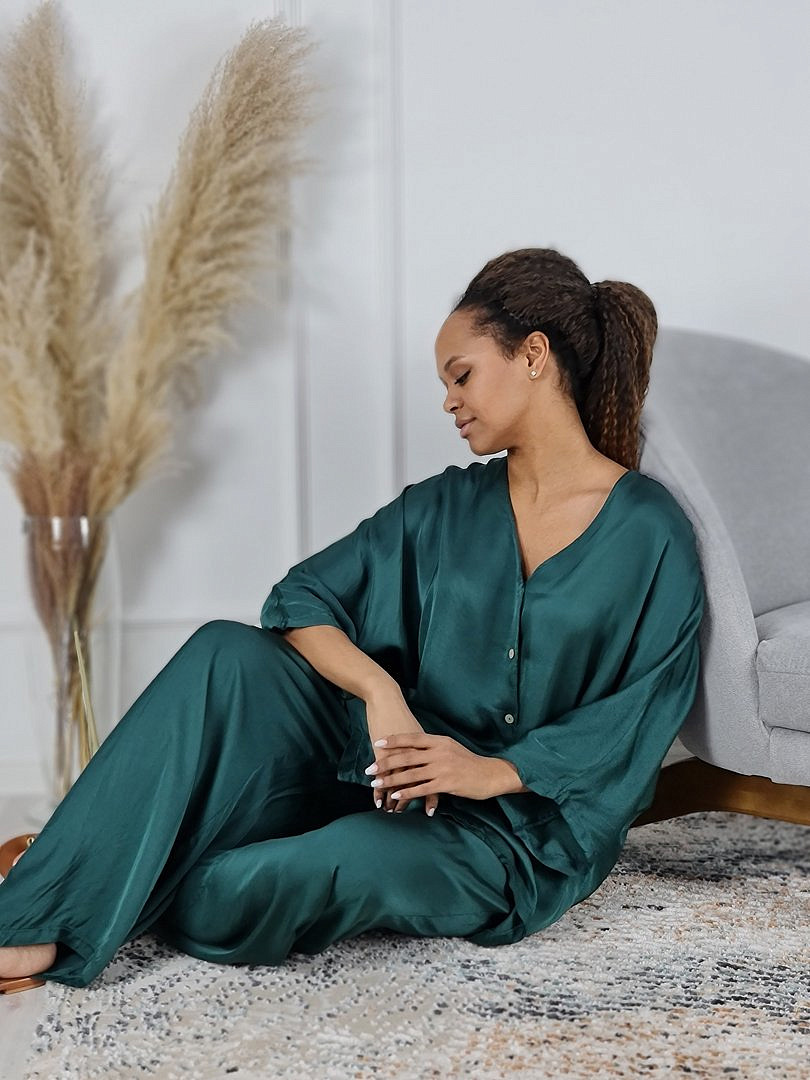 Костюм Zelante атласный рубашка и брюки тёмно-зелёный, фотография №2