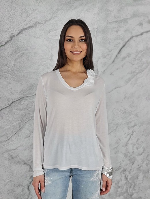 Лонгслив MUJEA v-вырез с розочками у ворота молочный