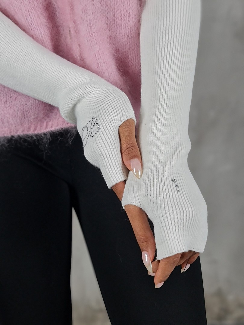 Митенки My Little Italy с буквой В из стразиков длинные молочные, фотография №5