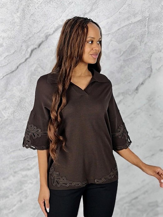 Поло Lara с вышивкой на рукавах и снизу шоколад