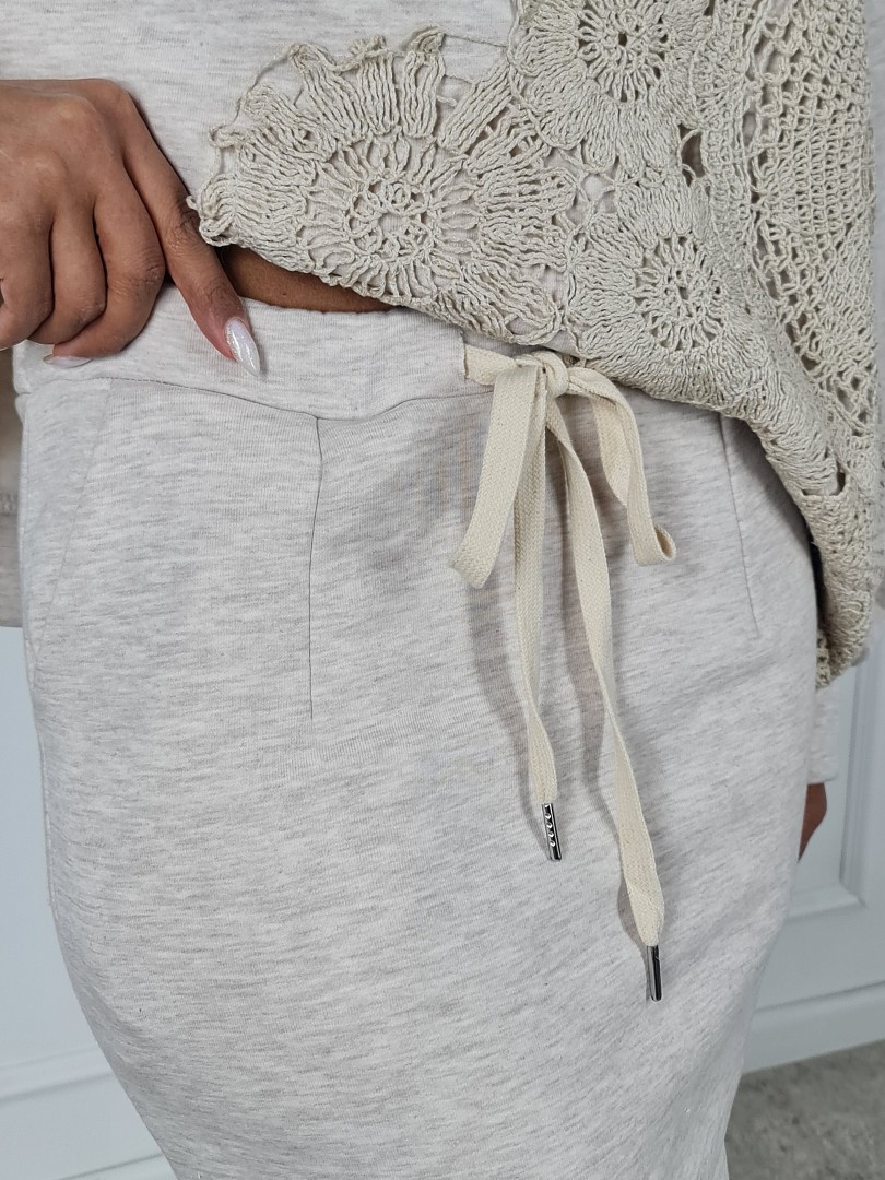 Костюм MIHO'S свитшот юбка на завязках с кружевом бежевый, фотография №3