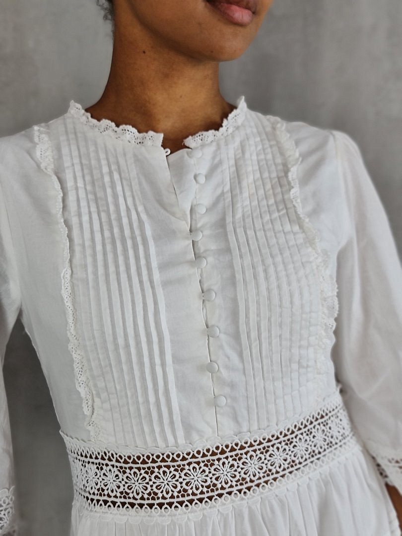 Платье Vicolo миди с ажурными вставками белое, фотография №7