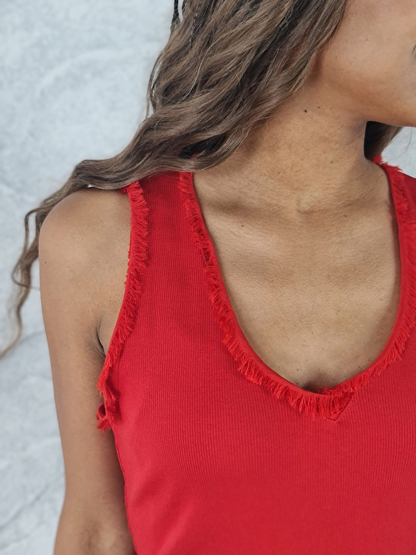 Майка Naiif c V-образным вырезом с бахрамой красная, фотография №2