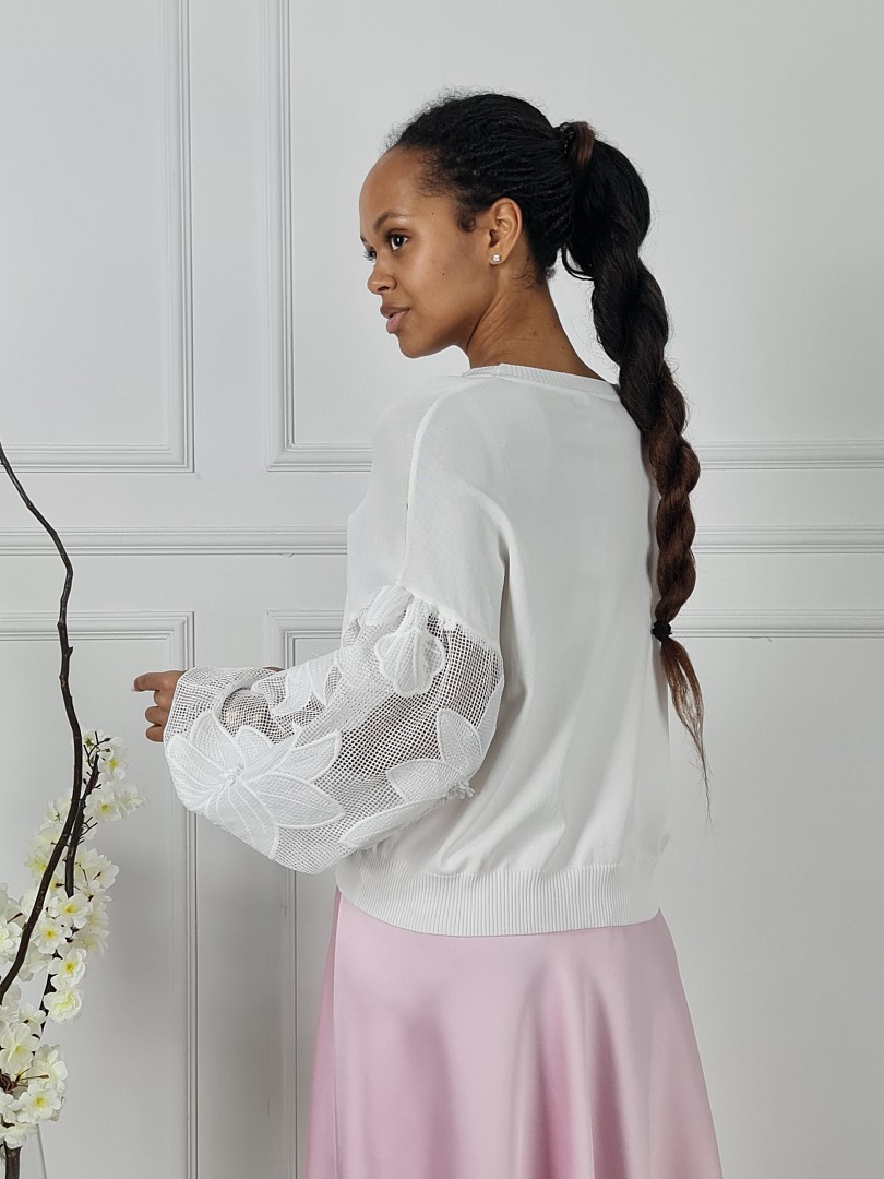 Джемпер BEAUTY WOMEN с вышивкой на рукавах белый , фотография №4