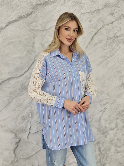 Рубашка MIHO'S  в полоску с кружевными встаками и карманом голубая 