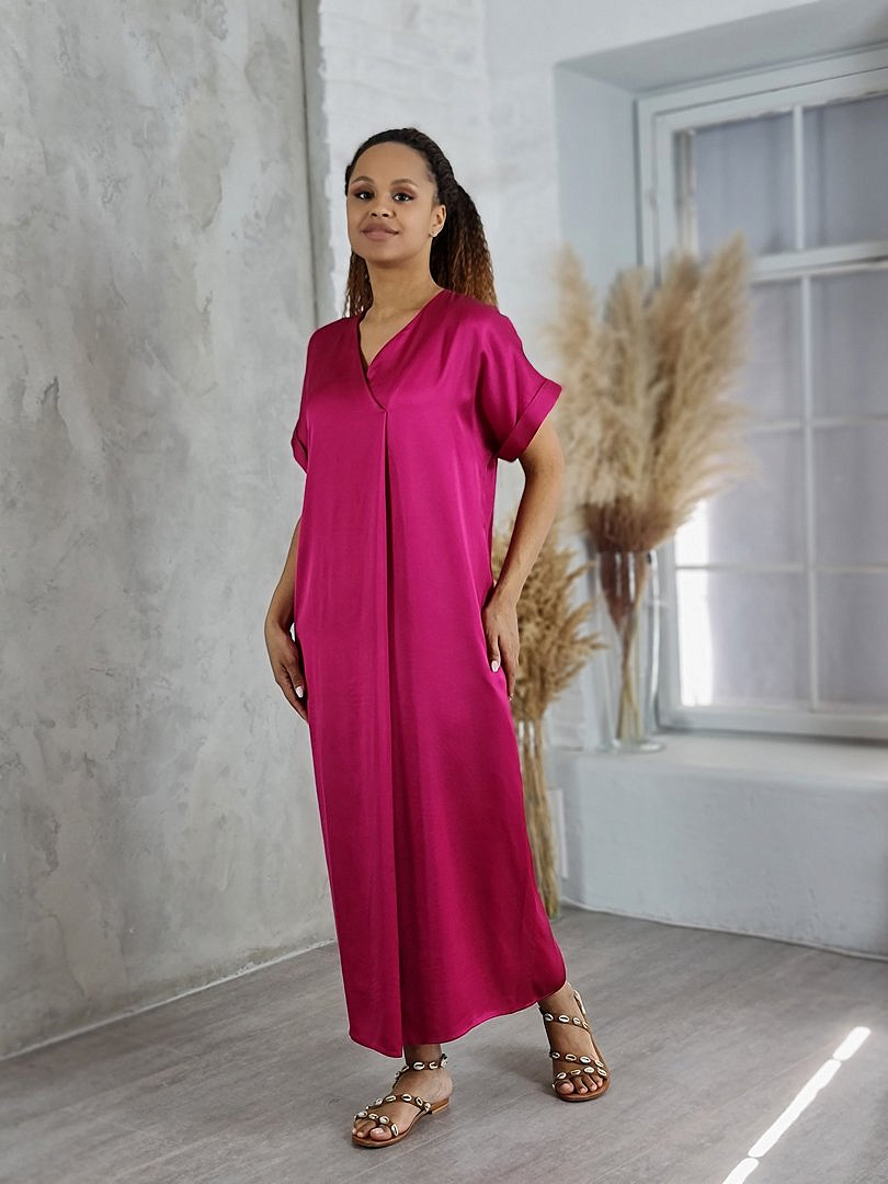 Платье CLOTHÉ свободное атласное с V-образным вырезом фуксия , фотография №2