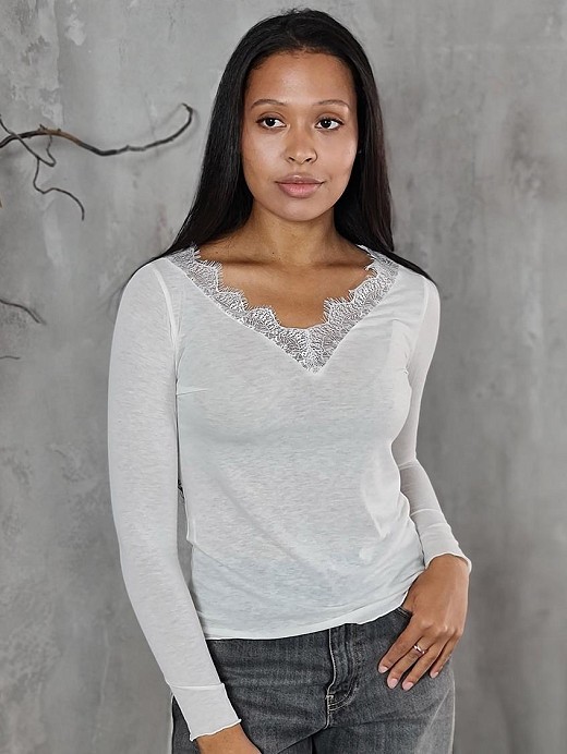 Лонгслив CLOTHÉ с V-образным вырезом и кружевной отделкой молочный