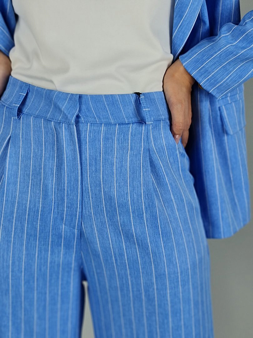 Костюм Lumina в полосочку с золотыми пуговицами голубой , фотография №3