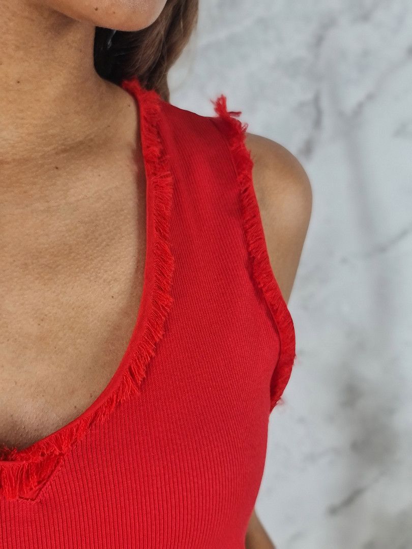 Майка Naiif c V-образным вырезом с бахрамой красная, фотография №3