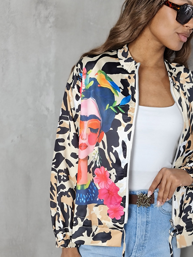 Бомбер с принтом девушки бежевый, фотография №2