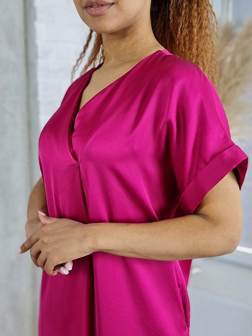 Платье CLOTHÉ свободное атласное с V-образным вырезом фуксия , фотография №4