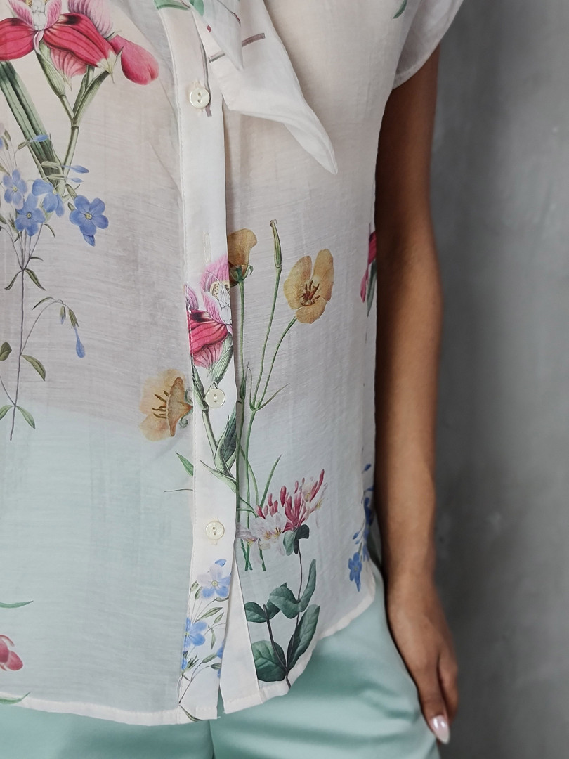 Блузка Imperial без рукавов с бантом "В цветочек" на шее молочная, фотография №3