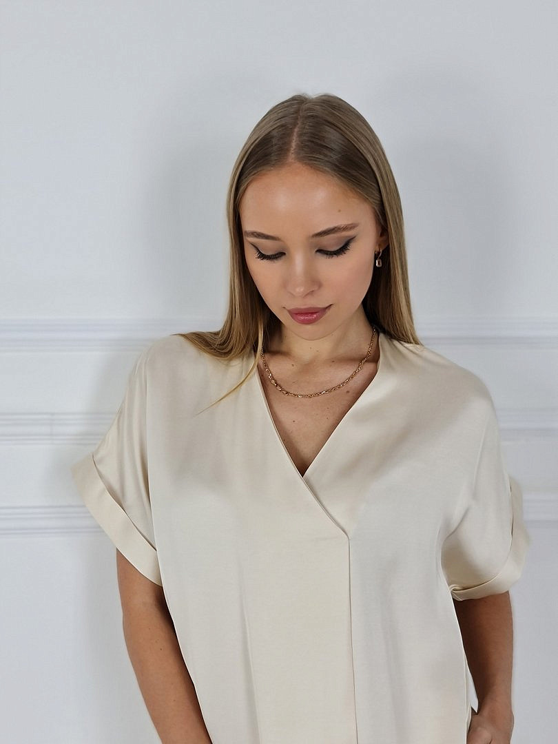 Платье CLOTHÉ свободное атласное с V-образным вырезом молочное , фотография №4