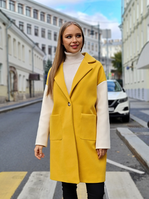 Пальто Rinascimento двухцветное с накладными карманами желтое 