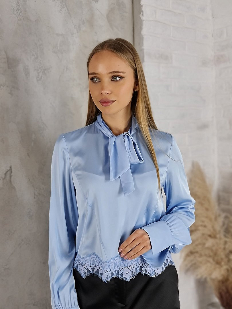 Блузка Imperial атласная с кружевом и завязками голубая, фотография №2