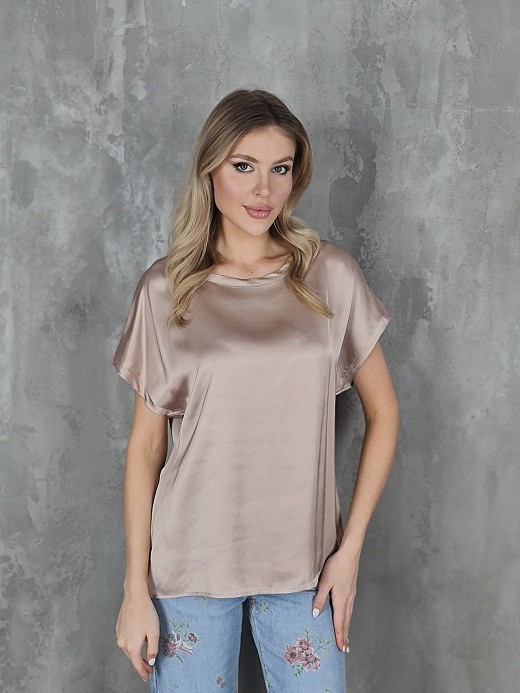 Футболка Atelier Emi атласная с декором по горловине пудра