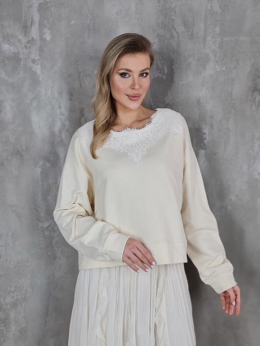 Джемпер MIHO'S с кружевным воротом кремовый
